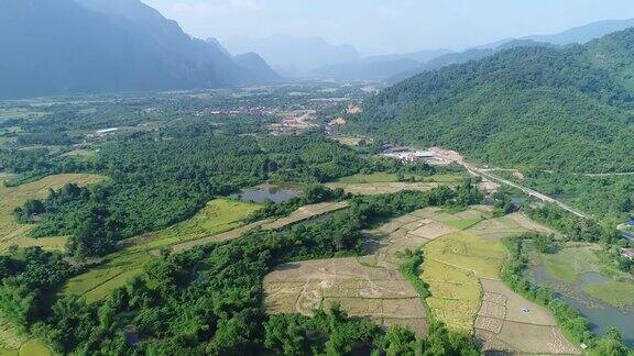 从空中俯瞰老挝万荣镇周围的风景