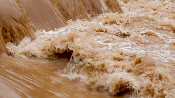 洪水和棕色的泥浆特写
