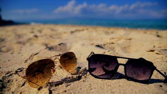夏天的假期太阳镜在沙滩上b卷