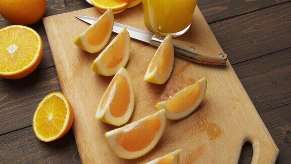 新鲜的橙子放在木桌上整只的和切片的满满一盘柑橘片