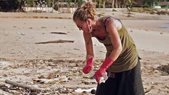 一名妇女志愿为海滩做环境清理工作