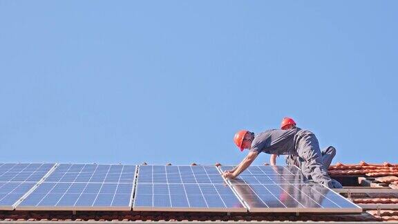 安装太阳能电池板的工人