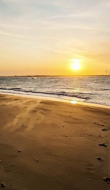 日落时分Galinhos海滩上的沙子被风吹走