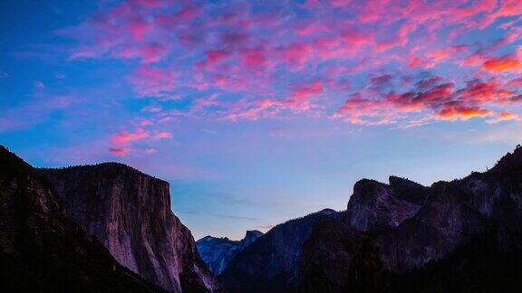 时光流逝加州约塞米蒂国家公园山谷的美丽日出