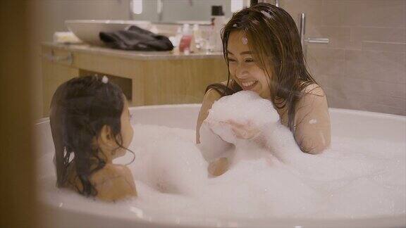 妈妈和女儿一起在浴缸里玩泡泡