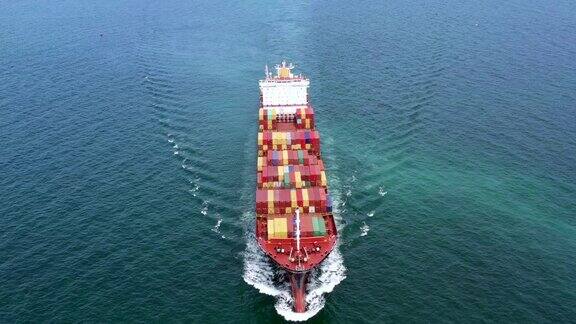4k鸟瞰图集装箱船运载集装箱进出口业务国际集装箱船在远洋物流运输