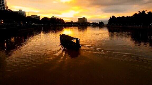 沙捞越河在夕阳中染红拍下跟随板