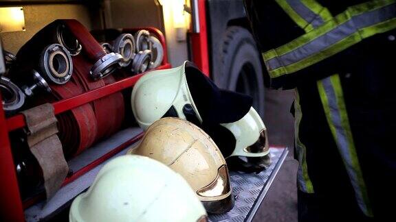 有工作消防员的消防头盔