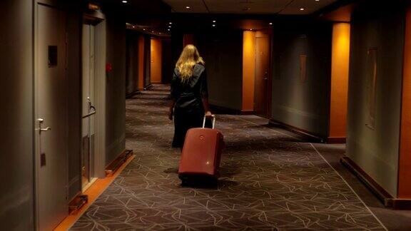 酒店客人带着行李车走到房间