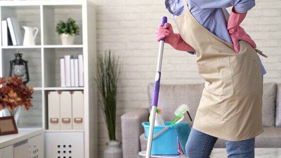 疲惫的清洁工在做家务
