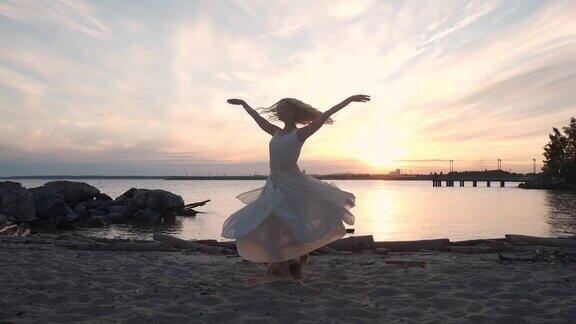 日落时分女孩在海滩上翩翩起舞