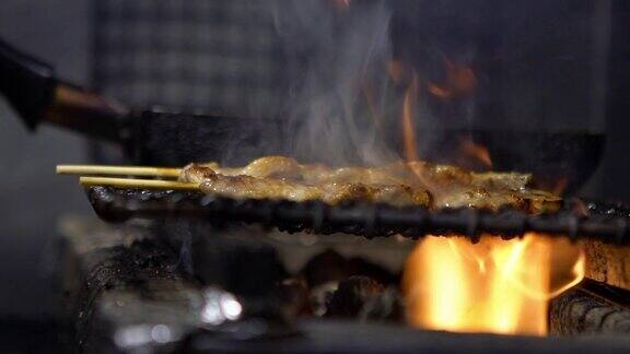 小吃摊上的烤鸡肉串的慢镜头串东京