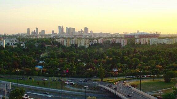 华沙鸟瞰图日落时分住宅区和远处摩天大楼的