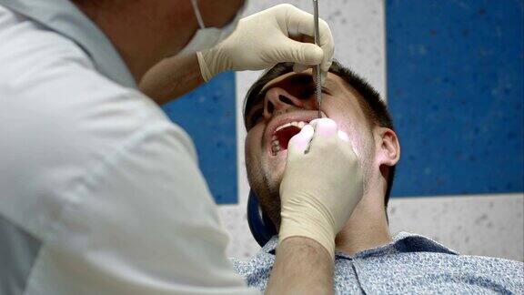 牙科医生正在看病人的牙齿