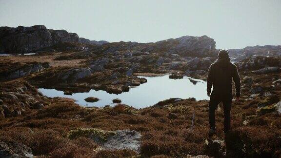 户外探险:在挪威山上徒步旅行