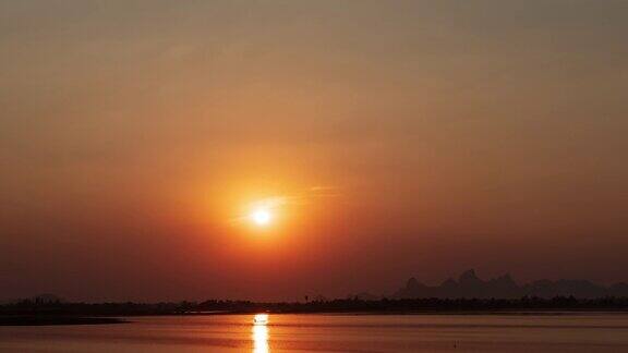 时间流逝自然背景风景与山湖和日落在晚上美丽的风景亚洲泰国