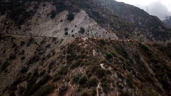 加州荒野中的山路