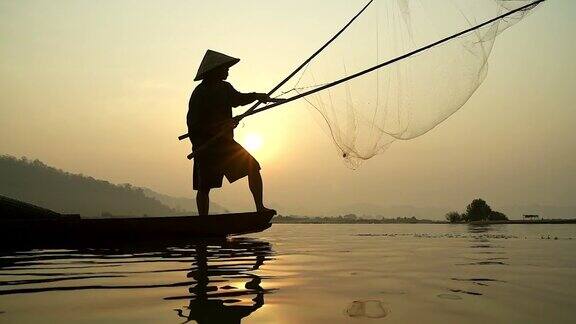 高清慢镜头:当地渔民在晨曦中工作的生活方式