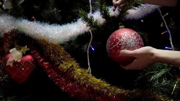 手用圣诞彩灯装饰圣诞树