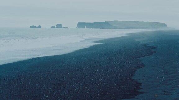 Reynisfjara黑沙滩上的海浪