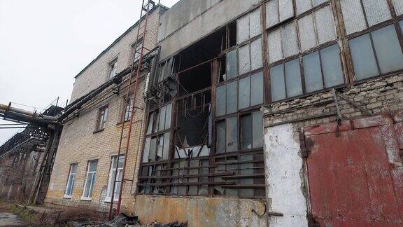 旧的废弃的工业建筑的外部破旧的窗户和墙壁