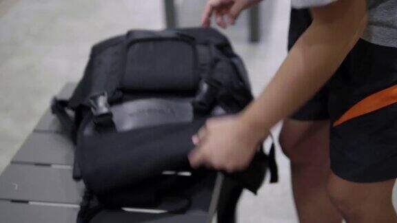 亚洲妇女放置袋在一个储物柜在健身房-股票视频