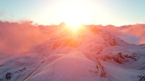 雪山山顶的日落