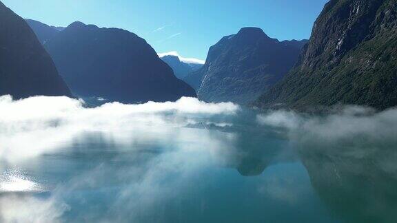 无人机鸟瞰挪威一个原始湖泊