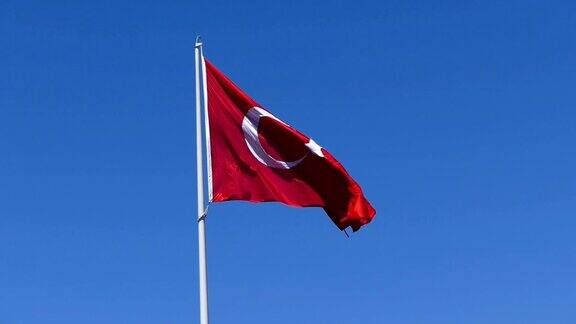 土耳其国旗飘扬在土耳其共和国的天蓝色旗帜上
