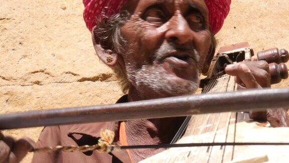 印度拉贾斯坦邦的贾伊萨默堡一名印度老人在弹奏传统乐器