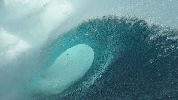 慢镜头:在塔希提岛的海岸上桶形波浪将水溅起