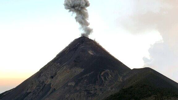 活火山的巨大喷发
