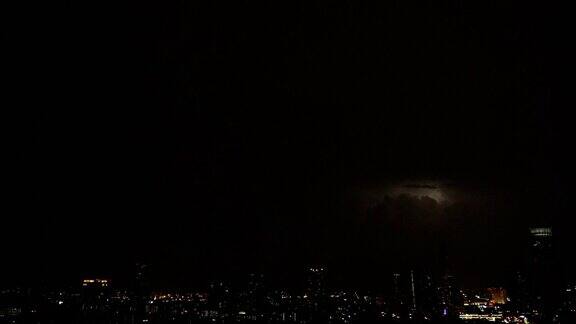 4K慢镜头闪电与雷暴云夜间在曼谷城市景观河边泰国自然和城市景观概念