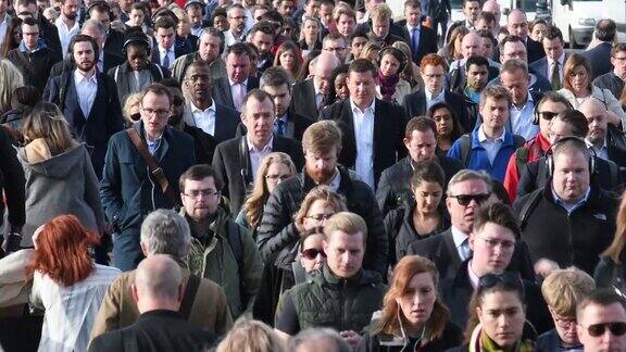 伦敦的通勤者在上下班高峰期步行上班