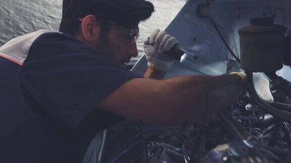 专业机械师在汽车服务中从事汽车工作