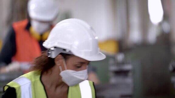 工人工厂巴西妇女戴着面罩和工作在重型机器空气污染、烟尘和冠状病毒病的安全防护工作场所的新常态