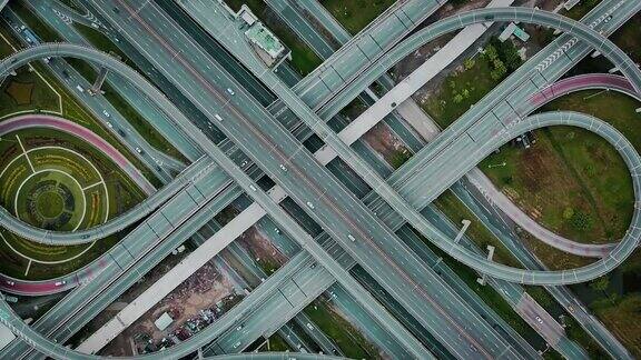 鸟瞰图繁忙的城市交通在一个十字路口上的主要高速公路在曼谷