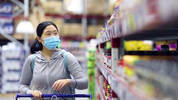年轻女子在商店购物戴着防护面具