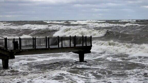 海浪拍打着海岸线上的岩石海上暴风雨天气大浪冲毁防波堤