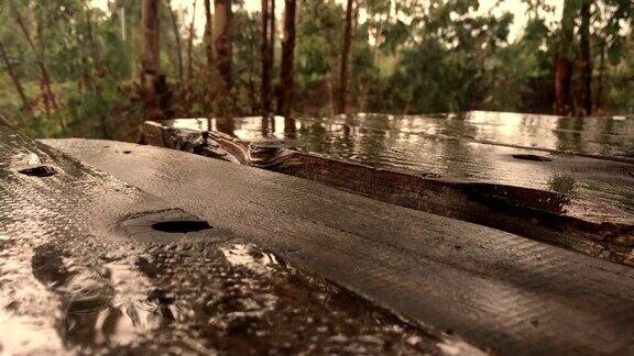 雨水在木板上纹理