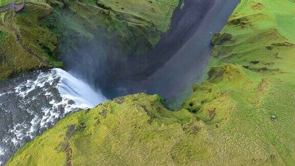 在冰岛Skogafoss瀑布上空飞行无人机拍摄4k画面充满活力的冰岛绿色景观