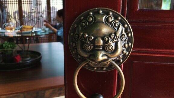 带有狮子门环的中国木门