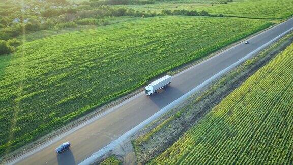 汽车在乡村的高速公路上行驶