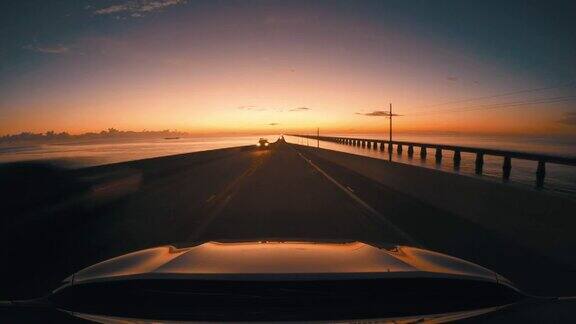 在佛罗里达群岛七英里大桥上开车