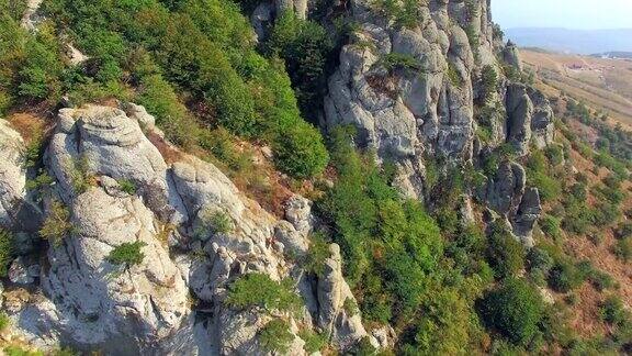 鸟瞰图德梅尔基山斜坡上的岩石岩层