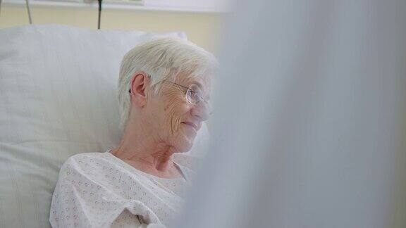 一名住院妇女在康复中心与医生交谈