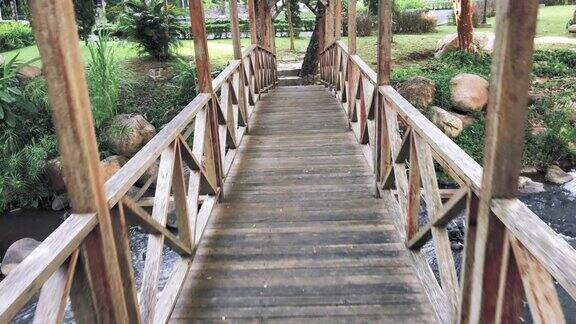 横跨运河的老式木桥