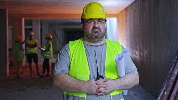 工程师在施工现场工作的肖像同事检查工作进度的背景
