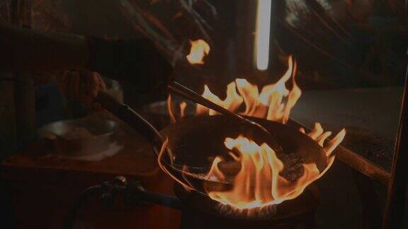 街头小吃:厨师用火炒
