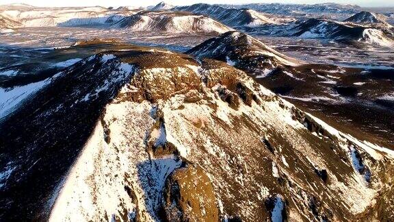 鸟瞰图覆盖着一座山在秋天-冰岛
